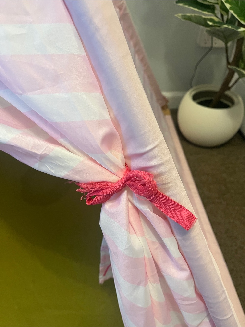 Pink Kids Play Teepee Tent - Lightweight Indoor Playhouse - Picture 4 of 4